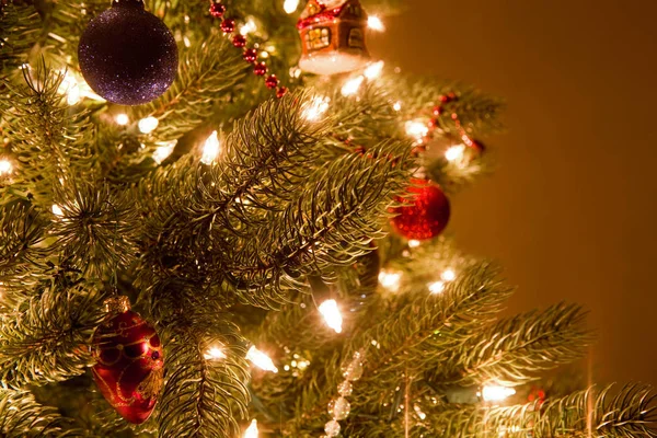 Světla a ozdoby na vánočním stromku — Stock fotografie