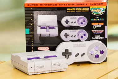 Süper Nintendo klasik Edition konsol ve kutusu