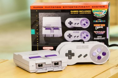 Süper Nintendo klasik Edition konsol ve kutusu