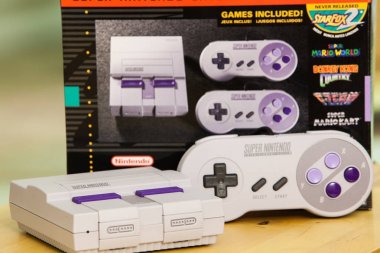 Süper Nintendo klasik Edition konsol ve kutusu