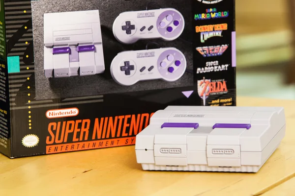 Суперконсоль и коробка Nintendo Classic — стоковое фото