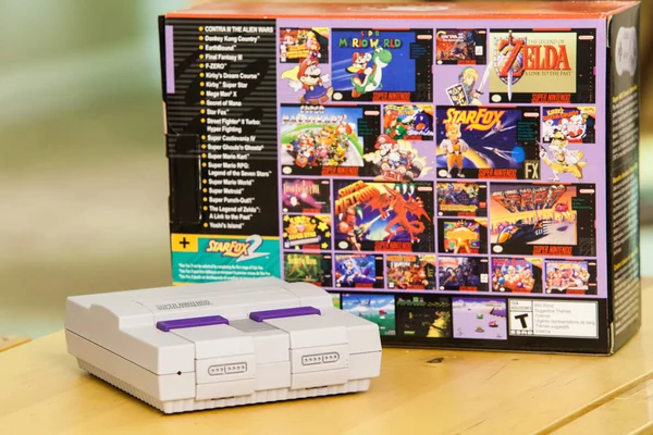 Суперконсоль и коробка Nintendo Classic — стоковое фото