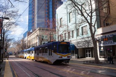 Sacramento hafif raylı tren