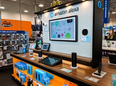 Gilroy, Ca - 24 Kasım 2017: Amazon Alexa kat görüntülemek içinde en iyi satın almak stok siyah Cuma, 24 Kasım 2017.