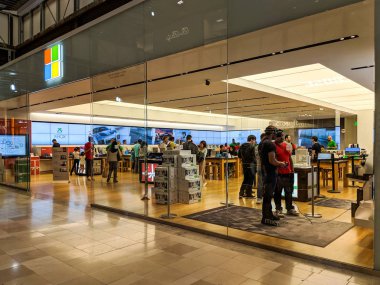 Santa Clara, Ca - 25 Kasım 2017: Açık giriş Westfield Vadisi adil Mall 2017 yılında Santa Clara, California sırasında siyah Cuma hafta sonu, bir Microsoft Store.