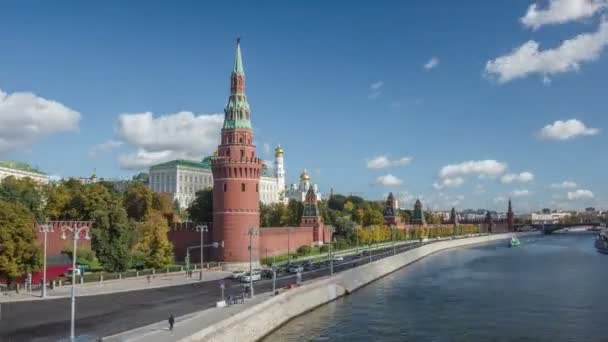 Kreml. Vy från sidan av Moskva floden. Ivan Stores klocktorn. Tidsfördröjning. — Stockvideo