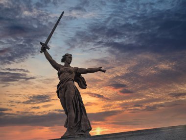 Volgograd, Rusya - 4 Mayıs 2019. Mamayev Kurgan. Gün batımında Anavatan ve Asker heykelinin manzarası. Volgograd.