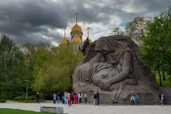 Volgograd, Rusya - 6 Mayıs 2019. Mamaev Kurgan. Anne ve Güneş 'in heykeli görünüyor
