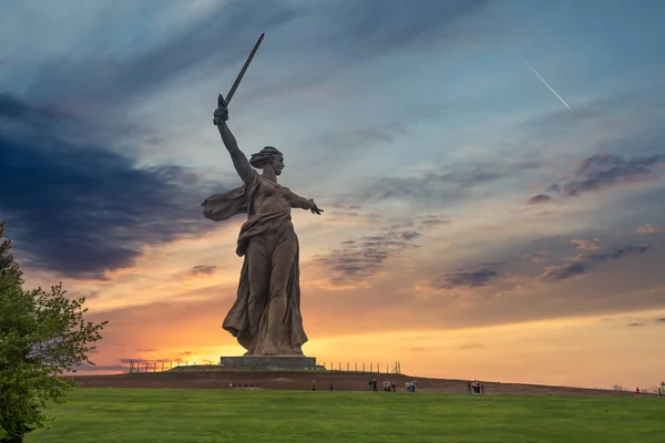 Volgograd, Rusya - 7 Mayıs 2019. Mamaev Kurgan. Anavatanın gün batımındaki görüntüsü