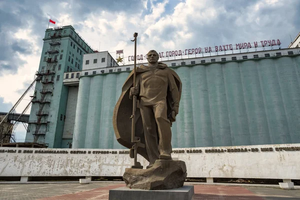 Volgograd, Rusya - 6 Mayıs 2019. Tahıl asansörünün önünde elinde tanksavar tabancasıyla Severomorsk sakininin anıtı..
