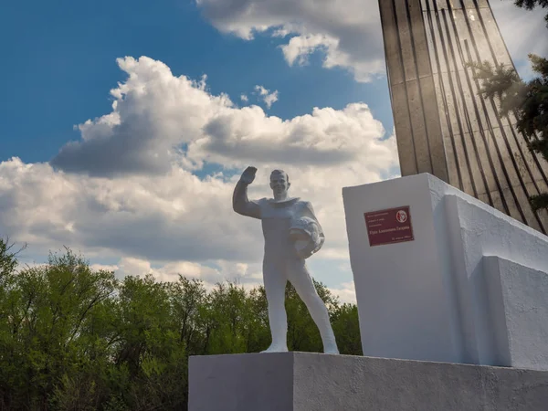 Saratov Bölgesi, Rusya - 8 Mayıs 2019. Dünyadaki ilk kozmonot Yuri Gagarin 'in Anıtı' nın ayrıntıları..