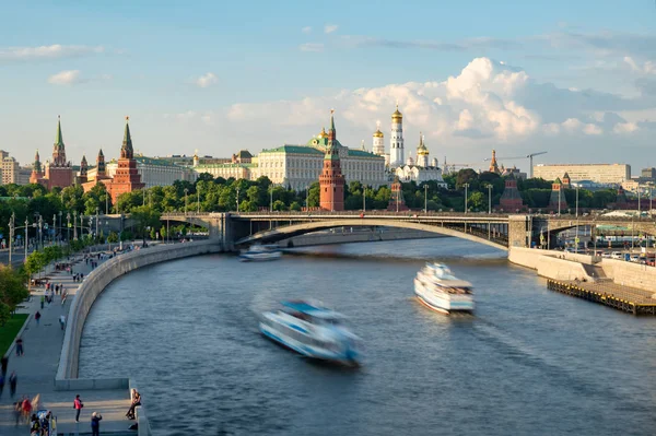 Vista do Kremlin de Moscou e Barcos no Rio Moscou a partir da ponte Patriarcal — Fotografia de Stock