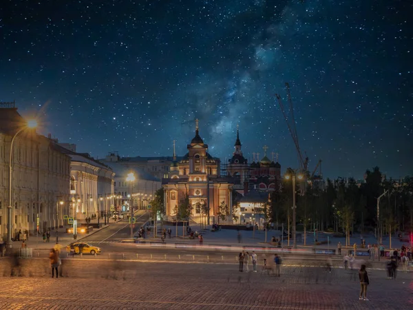 Vue du soir de la rue Varvarka avec églises à Moscou. Russie — Photo