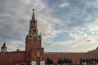 Moskova Kremlin, Kızıl Meydan. Spasskaya Kurtarıcısının saat kulesi Bulutlu gökyüzünün önünde.