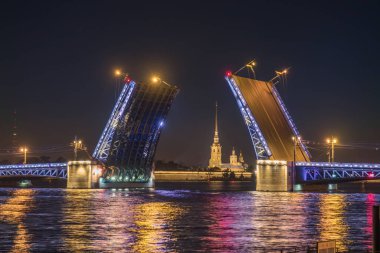 Saray Köprüsü 'nün Peter ve Paul' un kalesinin önünde boşanışı. Sankt Peterburg.