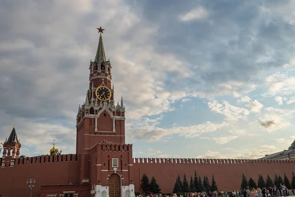 Kremlin de Moscú, Plaza Roja. Torre del reloj del Salvador Spasskaya frente a la tormenta cielo nublado . — Foto de Stock