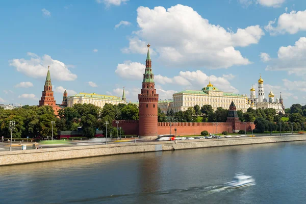 Vista de día del Kremlin de Moscú desde el Gran Puente de Piedra . — Foto de Stock