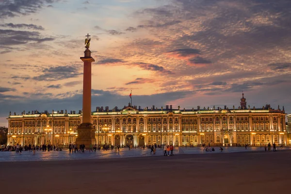 Vista notturna della Piazza del Palazzo a San Pietroburgo — Foto Stock