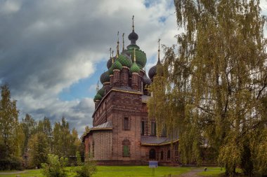 Yaroslavl 'daki Aziz John Kilisesi' nin bulutlu bir gökyüzünün önünde gündüz manzarası..