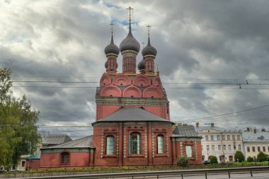 Yaroslavl, Rusya 'nın Altın Yüzüğü. Yaroslavl 'ın merkezindeki Epifani Kilisesi' nin gündüz manzarası.