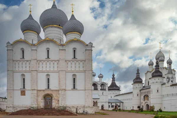 Vista de día de la Catedral de la Asunción en Rostov Kremlin. Anillo de oro de Rusia . — Foto de Stock