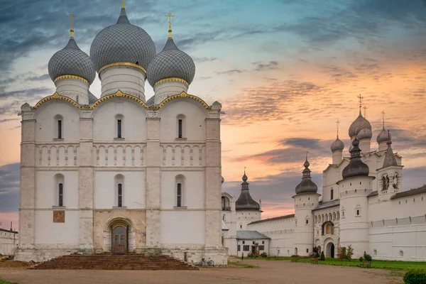 Vista al atardecer de la Catedral de la Asunción en Rostov Kremlin. Anillo de oro de Rusia . — Foto de Stock