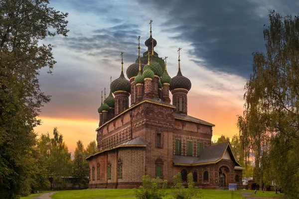 มุมมองตะวันตกของโบสถ์เซนต์จอห์นบัพติสใน Yaroslavl ต่อหน้าท้องฟ้าเมฆ . — ภาพถ่ายสต็อก