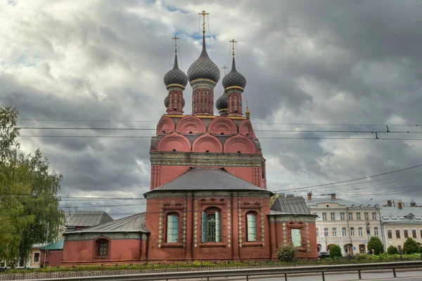 Jaroslavl, Rysslands gyllene ring. Dagsutsikt över Trettondagskyrkan i centrala Yaroslavl. — Stockfoto