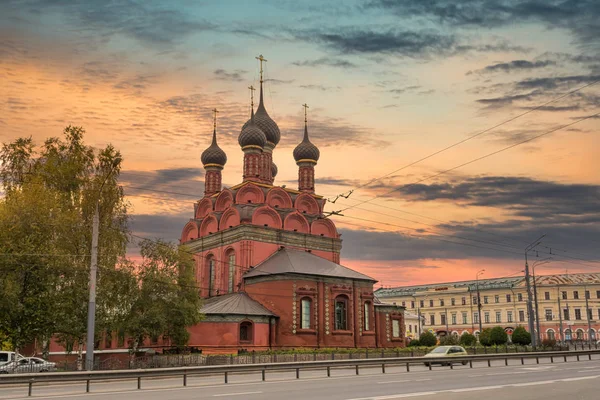 Jaroslavl, Rysslands gyllene ring. Solnedgång vy över Trettondagskyrkan i centrala Jaroslavl stad. — Stockfoto
