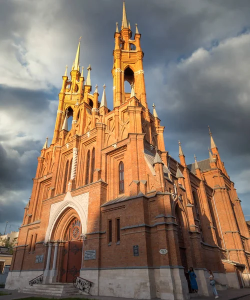 Ryssland, Samarien - 9 maj 2019. Den Heliga Hjärtat Kyrkan mot dramatisk molnig himmel. — Stockfoto