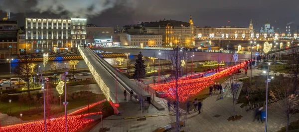 Mosca - Desember 14, 2019. Una vista del parco di Zaryadye con decorazioni natalizie — Foto Stock