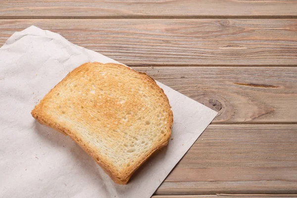 Vy över en vit rostat bröd på trä bakgrund — Stockfoto