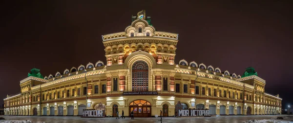 Rusya, Nizhny Novgorod - 4 Ocak 2020. The Main Fair House 'un gece manzarası. Nizhny Novgorod Panayırı Topluluğu