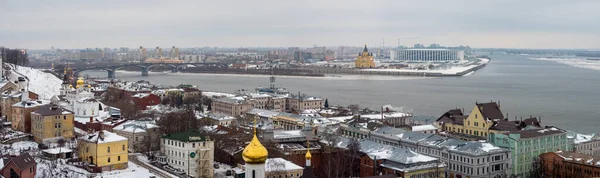 Rusya, Nizhny Novgorod - 4 Ocak 2020. Nizhny Novgorod 'un panoramik manzarası ve Oka Nehri' nin kışın Volga Nehri 'ne kavuşması.