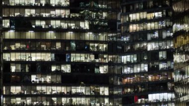 Çalışan insanlarla ofis pencerelerinin görüntüsü. Zaman Uygulaması