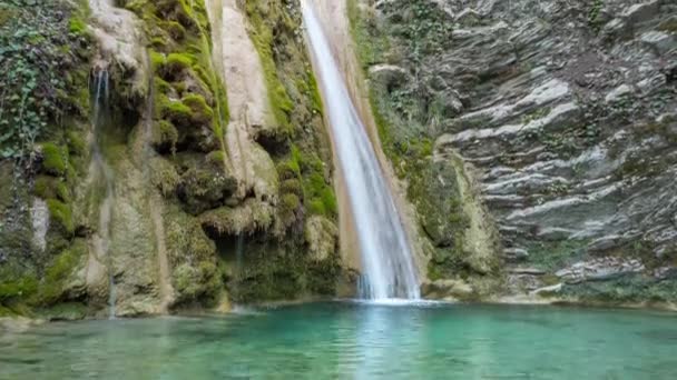 Вид на водоспад з зеленою водою — стокове відео