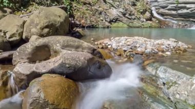 Kayalarla dolu bir dağ deresinin sağdan görüntüsü.