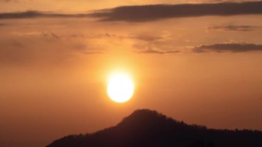 Güneşin batışını ve denizin üzerindeki bulutları görmek.