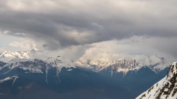 Vista aérea de montañas y nubes . — Vídeos de Stock