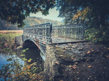 Gölün üzerindeki köprü.