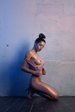 Mavi ışık portre ile güzel kadın