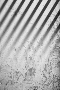 Gölge dokulu gri beton duvar