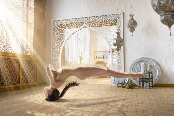Güneş ışığı ile dolu odasında Levitating güzel çıplak kadın