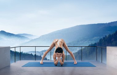 Güzel çıplak kadın Yoga pratik doğa dışarıda teşkil etmektedir.