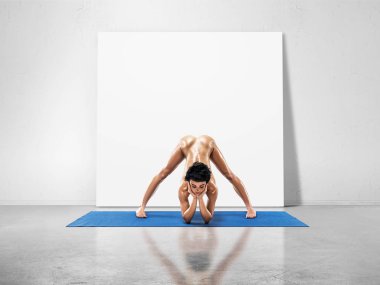 Beyaz arka plan üzerinde izole Studio güzel çıplak kadın pratik Yoga kusursuz bir beden ile poz veriyor