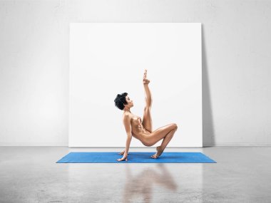 Beyaz arka plan üzerinde izole Studio güzel çıplak kadın pratik Yoga kusursuz bir beden ile poz veriyor
