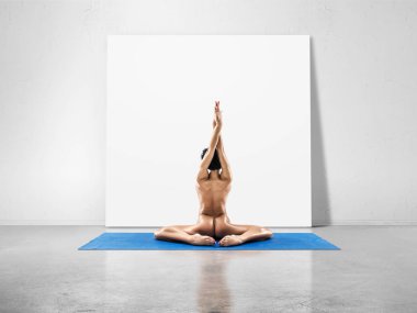 Beyaz arka plan üzerinde izole Studio güzel çıplak kadın pratik Yoga kusursuz bir beden ile poz veriyor