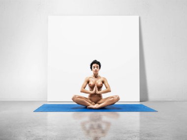 Beyaz arka plan üzerinde izole Studio güzel çıplak kadın pratik Yoga kusursuz bir beden ile poz veriyor