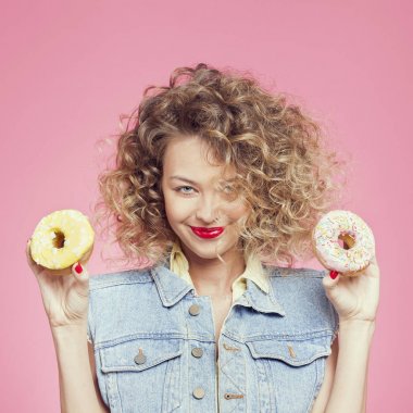 genç kadın holding çörek