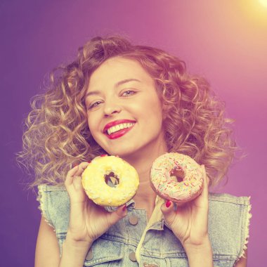 genç kadın holding çörek